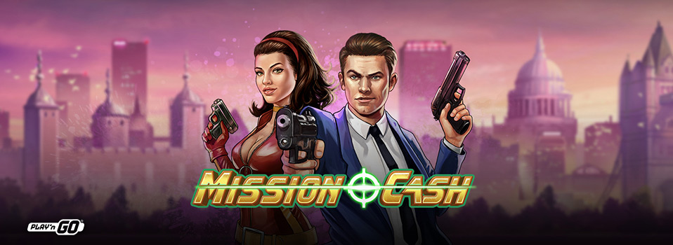 Mission Cash Slot Logo von Play'n Go vor zwei Spielcharakteren und der Skyline einer Stadt